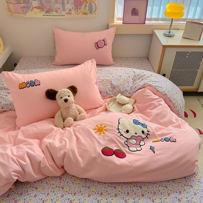 91家纺网 家纺一手货源 找家纺 沃朴家居 2025春夏新款亲肤水洗棉毛巾绣四件套 kt-莓烦恼