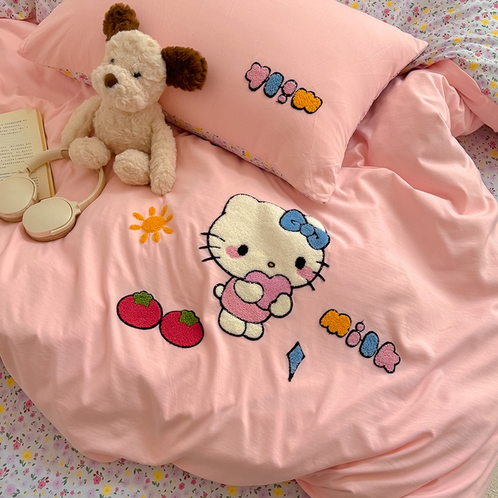 91家纺网 家纺一手货源 找家纺 沃朴家居 2025春夏新款亲肤水洗棉毛巾绣四件套 kt-莓烦恼