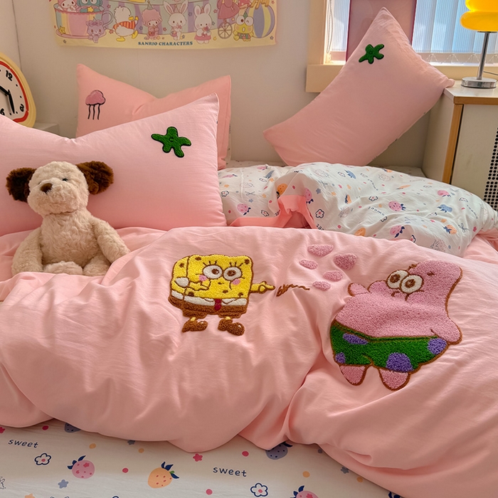 91家纺网 家纺一手货源 找家纺 沃朴家居 2025春夏新款亲肤水洗棉毛巾绣四件套 海宝派派