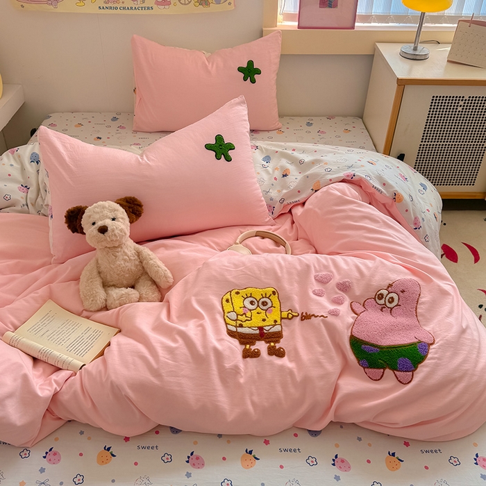 91家纺网 家纺一手货源 找家纺 沃朴家居 2025春夏新款亲肤水洗棉毛巾绣四件套 海宝派派