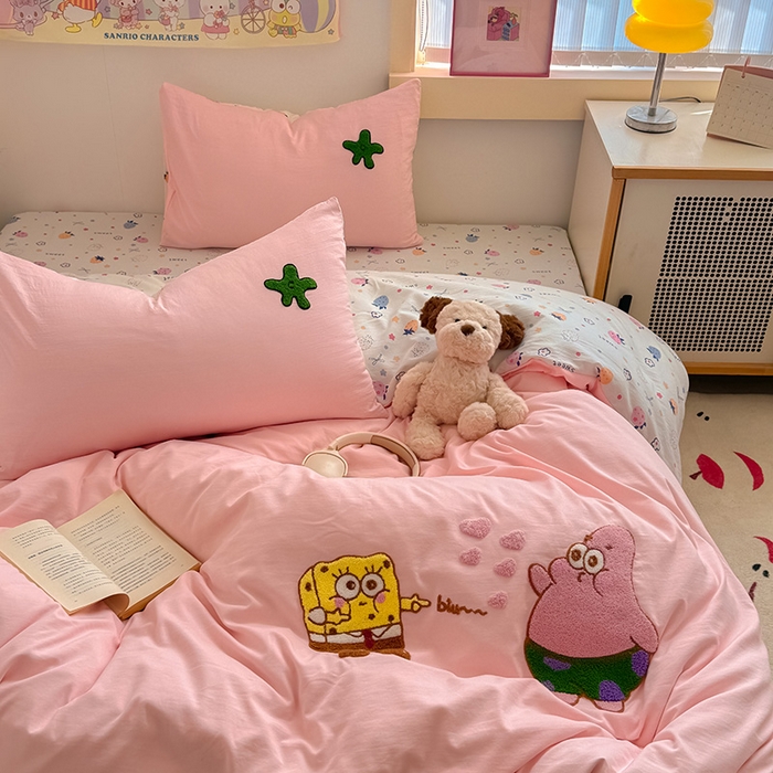 91家纺网 家纺一手货源 找家纺 沃朴家居 2025春夏新款亲肤水洗棉毛巾绣四件套 海宝派派