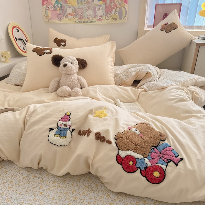 91家纺网 家纺一手货源 找家纺 沃朴家居 2025春夏新款亲肤水洗棉毛巾绣四件套 欢乐熊