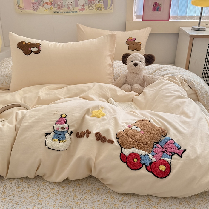 91家纺网 家纺一手货源 找家纺 沃朴家居 2025春夏新款亲肤水洗棉毛巾绣四件套 欢乐熊