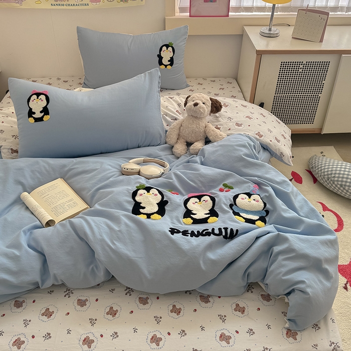 91家纺网 家纺一手货源 找家纺 沃朴家居 2025春夏新款亲肤水洗棉毛巾绣四件套 企鹅派对