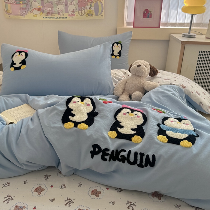 91家纺网 家纺一手货源 找家纺 沃朴家居 2025春夏新款亲肤水洗棉毛巾绣四件套 企鹅派对