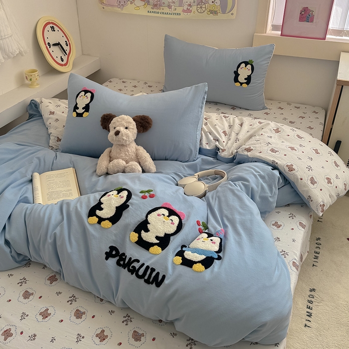 91家纺网 家纺一手货源 找家纺 沃朴家居 2025春夏新款亲肤水洗棉毛巾绣四件套 企鹅派对