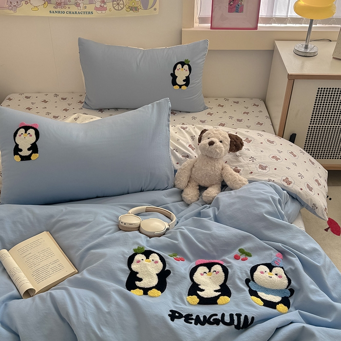 91家纺网 家纺一手货源 找家纺 沃朴家居 2025春夏新款亲肤水洗棉毛巾绣四件套 企鹅派对