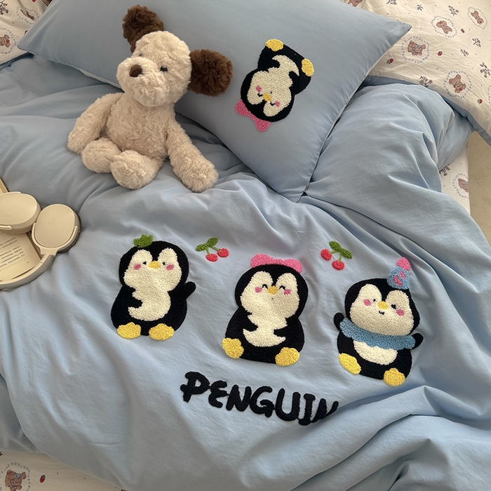 91家纺网 家纺一手货源 找家纺 沃朴家居 2025春夏新款亲肤水洗棉毛巾绣四件套 企鹅派对