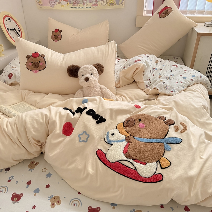 91家纺网 家纺一手货源 找家纺 沃朴家居 2025春夏新款亲肤水洗棉毛巾绣四件套 淘气巴拉