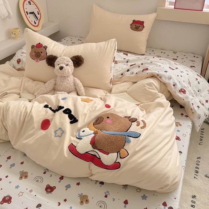 91家纺网 家纺一手货源 找家纺 沃朴家居 2025春夏新款亲肤水洗棉毛巾绣四件套 淘气巴拉