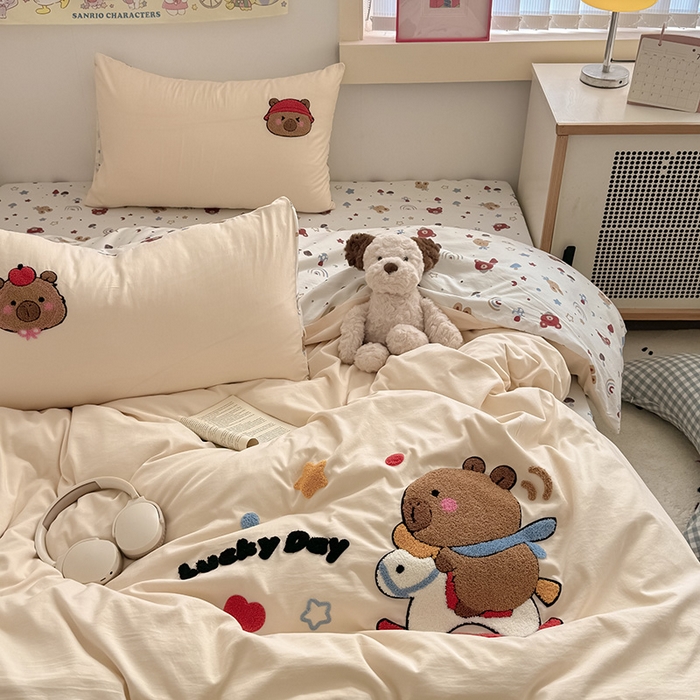 91家纺网 家纺一手货源 找家纺 沃朴家居 2025春夏新款亲肤水洗棉毛巾绣四件套 淘气巴拉