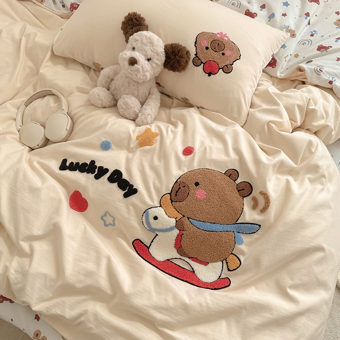 91家纺网 家纺一手货源 找家纺 沃朴家居 2025春夏新款亲肤水洗棉毛巾绣四件套 淘气巴拉