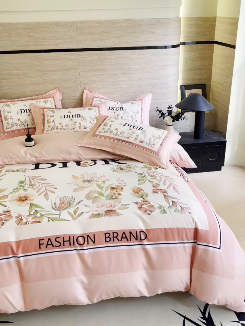 91家纺网 家纺一手货源 找家纺 大麦乐田 2025新款轻奢高端数码印花四件套系列 秘境 浪漫粉