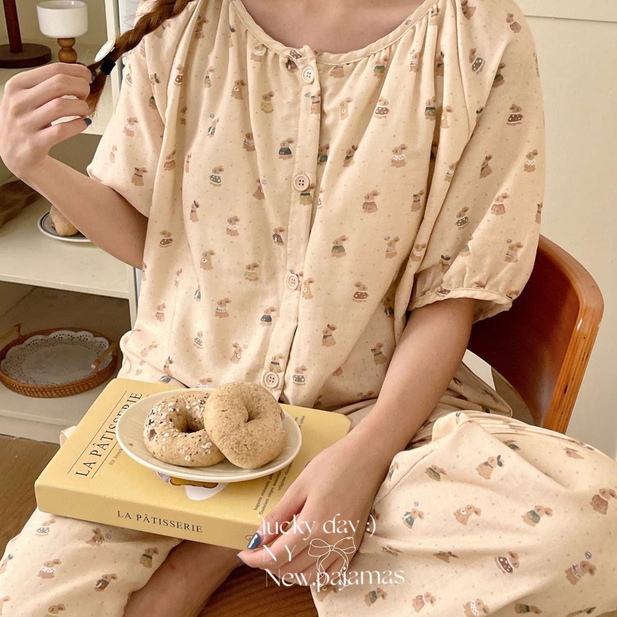 91家纺网 家纺一手货源 找家纺 纽约生活 有氧纱韩系家居服圆领短袖长裤自带胸垫套装 兔叽酱