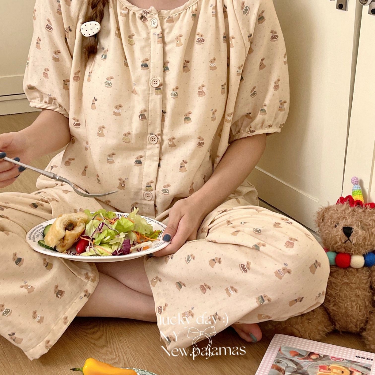 91家纺网 家纺一手货源 找家纺 纽约生活 有氧纱韩系家居服圆领短袖长裤自带胸垫套装 兔叽酱