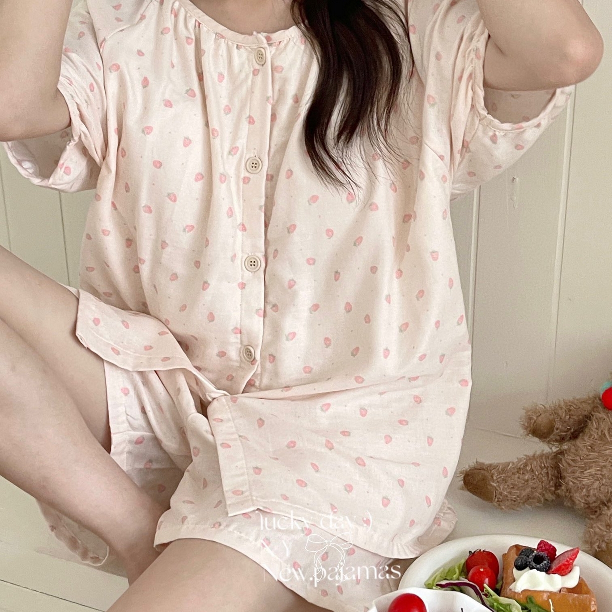 91家纺网 家纺一手货源 找家纺 2025新款有氧纱韩系家居服圆领短袖短裤自带胸垫套装 草莓酱