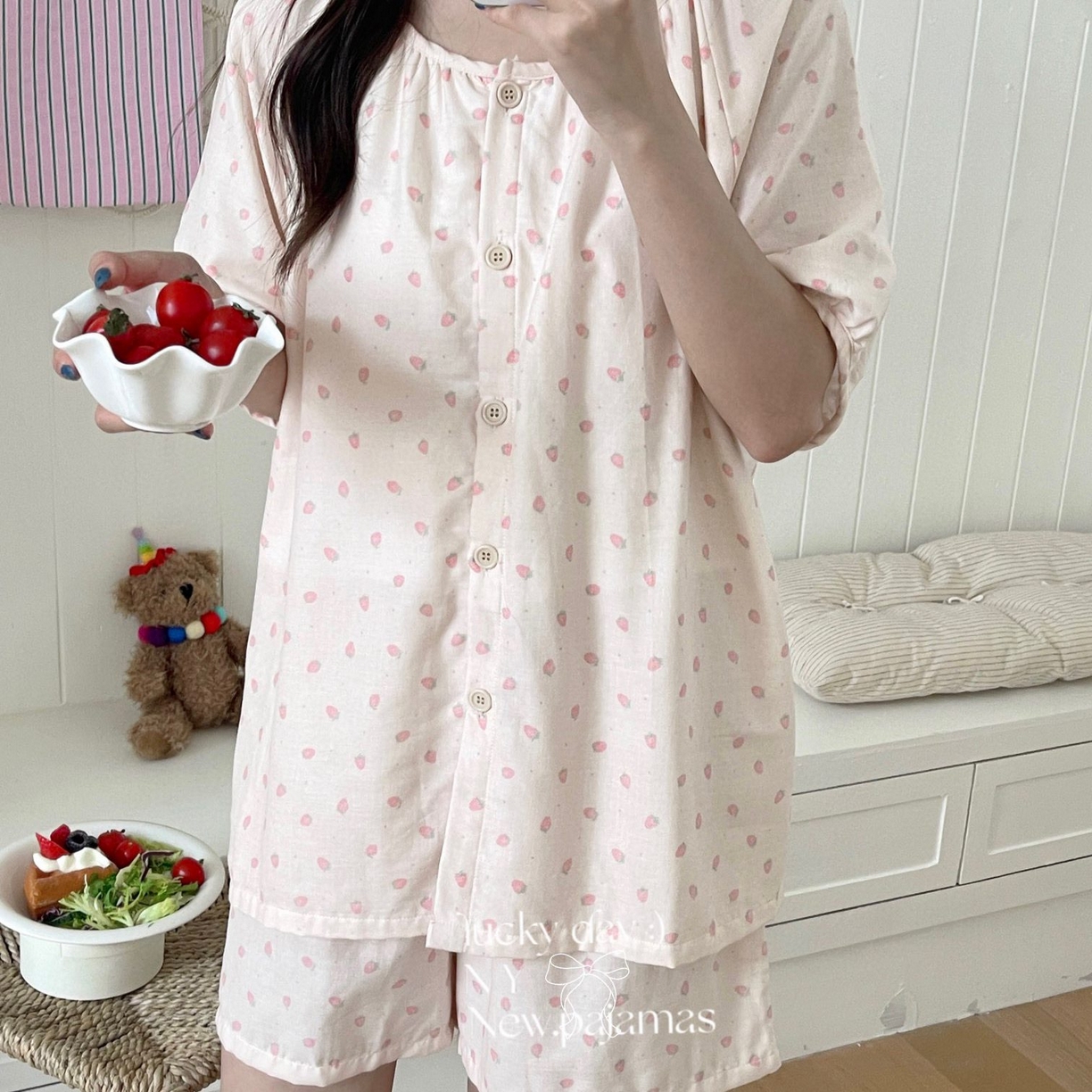 91家纺网 家纺一手货源 找家纺 2025新款有氧纱韩系家居服圆领短袖短裤自带胸垫套装 草莓酱