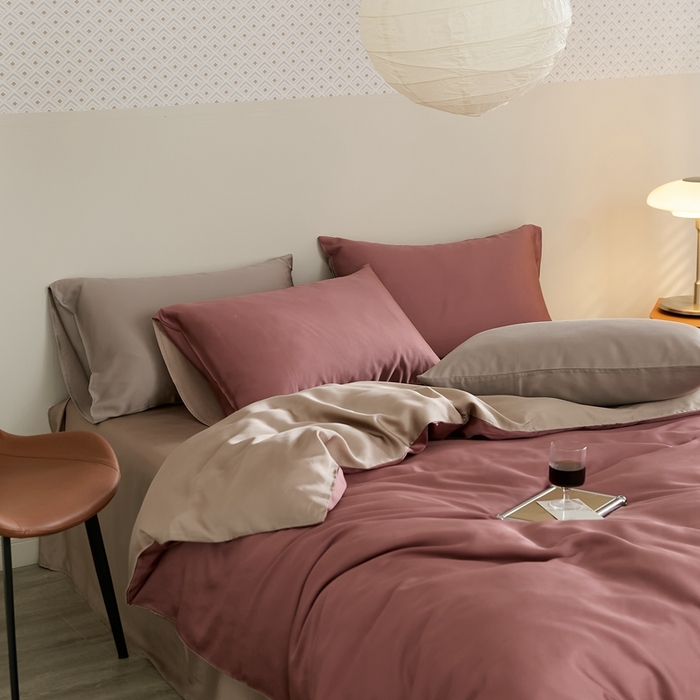 91家纺网 家纺一手货源 找家纺 2025新款A类奥地利进口60支兰精天丝莱赛尔轻奢纯色双拼四件套 野樱莓-芋泥灰