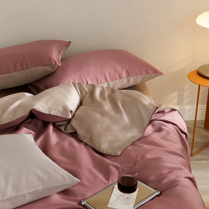 91家纺网 家纺一手货源 找家纺 2025新款A类奥地利进口60支兰精天丝莱赛尔轻奢纯色双拼四件套 野樱莓-芋泥灰