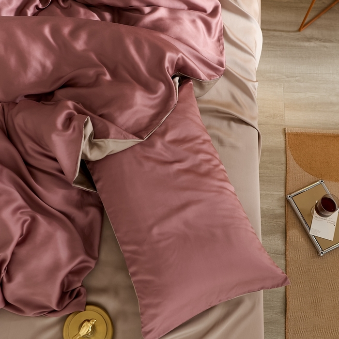 91家纺网 家纺一手货源 找家纺 2025新款A类奥地利进口60支兰精天丝莱赛尔轻奢纯色双拼四件套 野樱莓-芋泥灰