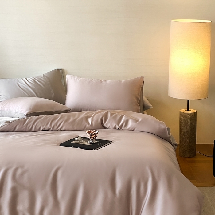 91家纺网 家纺一手货源 找家纺 2025新款A类奥地利进口60支兰精天丝莱赛尔轻奢纯色双拼四件套 夜影凝香-霜华银