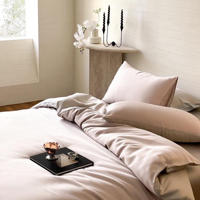 91家纺网 家纺一手货源 找家纺 2025新款A类奥地利进口60支兰精天丝莱赛尔轻奢纯色双拼四件套 夜影凝香-霜华银