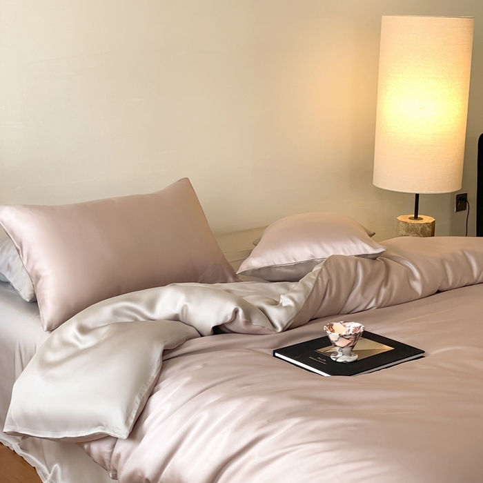 91家纺网 家纺一手货源 找家纺 2025新款A类奥地利进口60支兰精天丝莱赛尔轻奢纯色双拼四件套 夜影凝香-霜华银