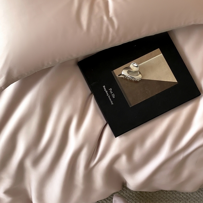 91家纺网 家纺一手货源 找家纺 2025新款A类奥地利进口60支兰精天丝莱赛尔轻奢纯色双拼四件套 夜影凝香-霜华银