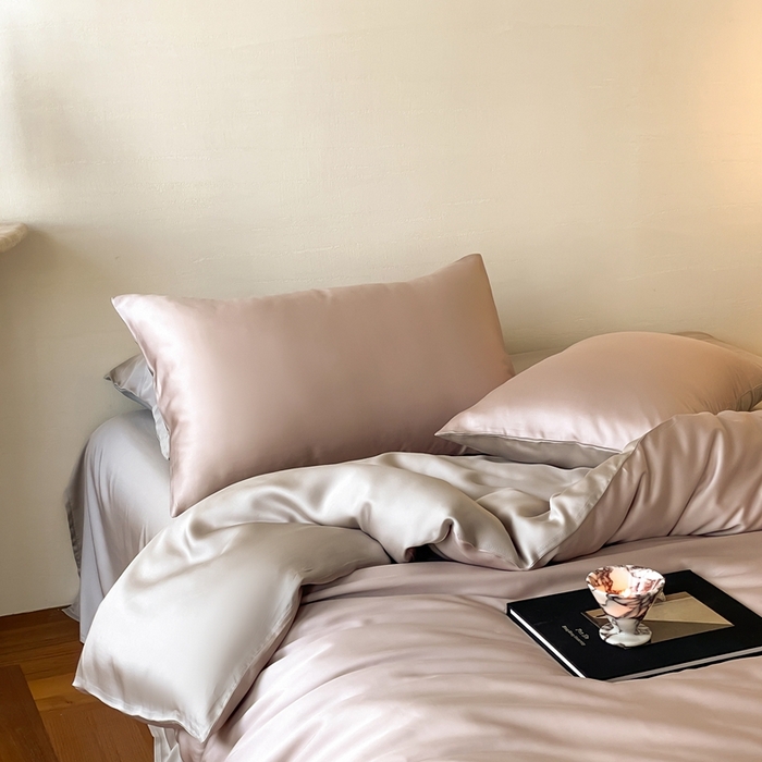 91家纺网 家纺一手货源 找家纺 2025新款A类奥地利进口60支兰精天丝莱赛尔轻奢纯色双拼四件套 夜影凝香-霜华银