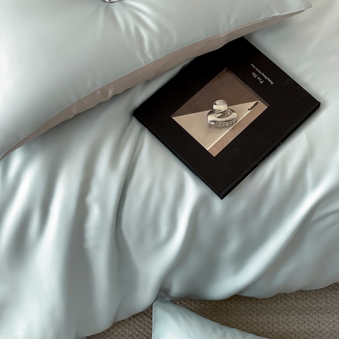 91家纺网 家纺一手货源 找家纺 2025新款A类奥地利进口60支兰精天丝莱赛尔轻奢纯色双拼四件套 映霜蓝-霜华银