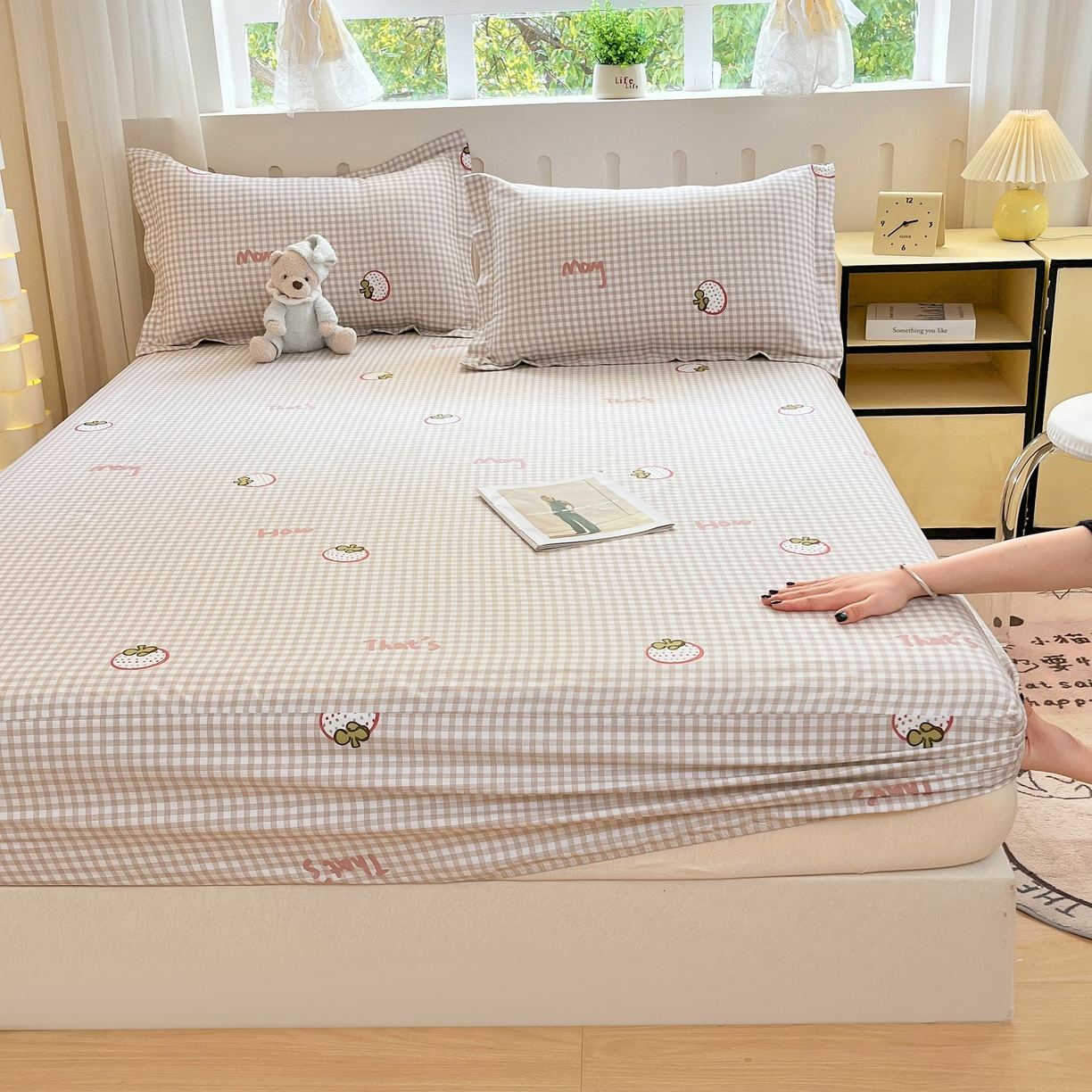 91家纺网 家纺一手货源 找家纺 大吉 2025新款全棉印花床笠 小莓好