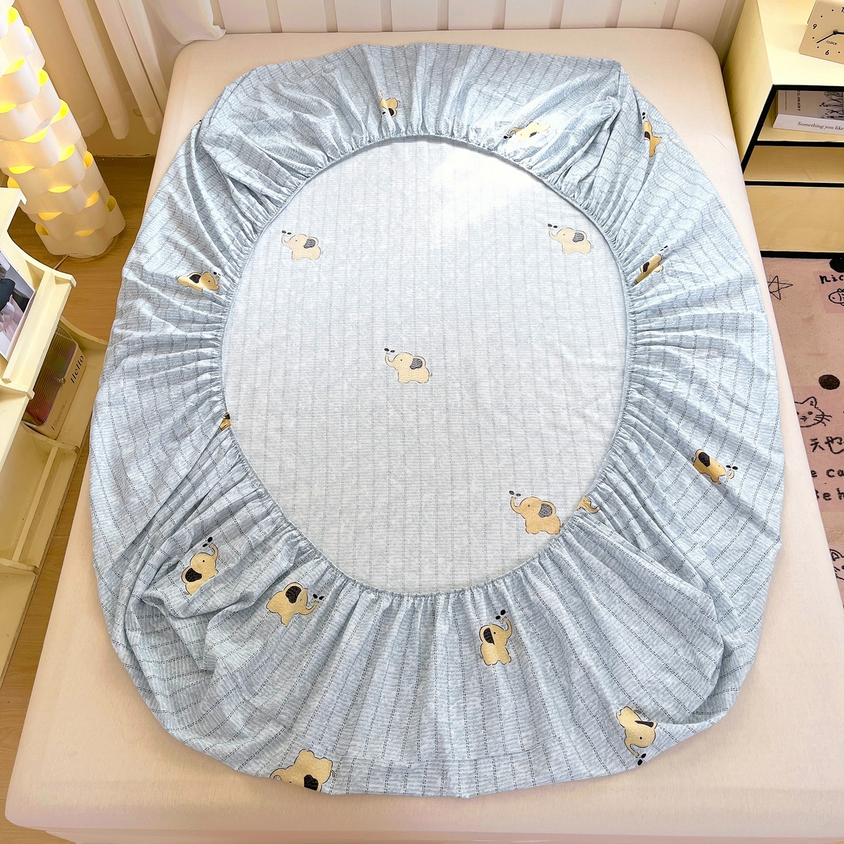 91家纺网 家纺一手货源 找家纺 大吉 2025新款全棉印花床笠 蜡笔小象