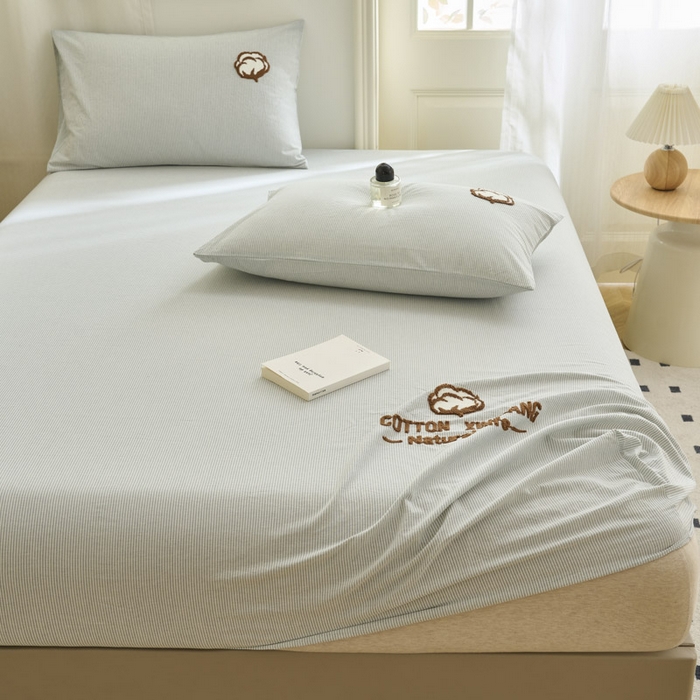 91家纺网 家纺一手货源 找家纺 早晨家纺 2025新款色织纯棉水洗棉毛巾绣床笠 流年床笠-浅兰