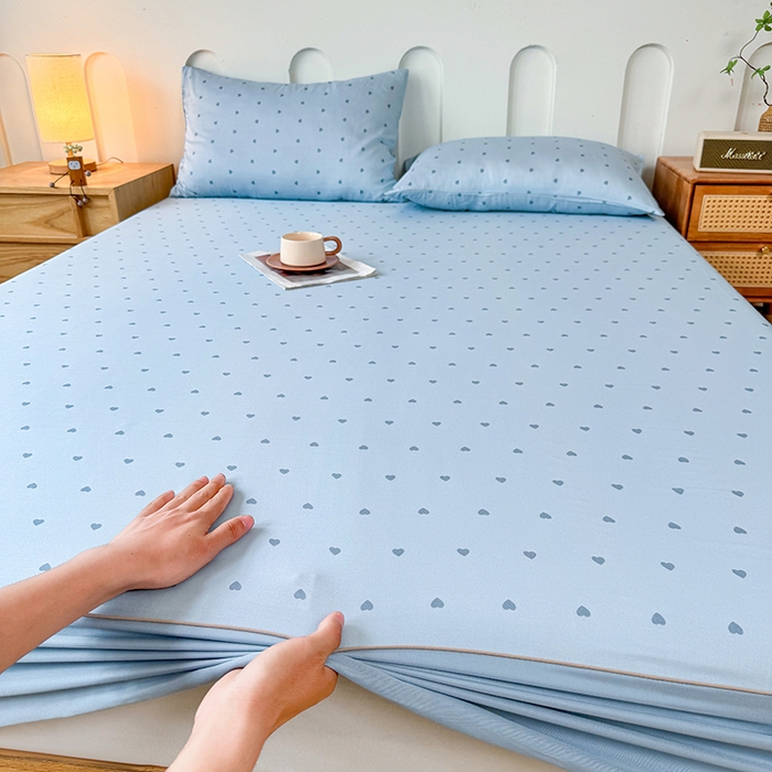 91家纺网 家纺一手货源 找家纺 笠裙家纺 2025新款进口凉感莱赛尔天丝床笠套三件套 爱心蓝