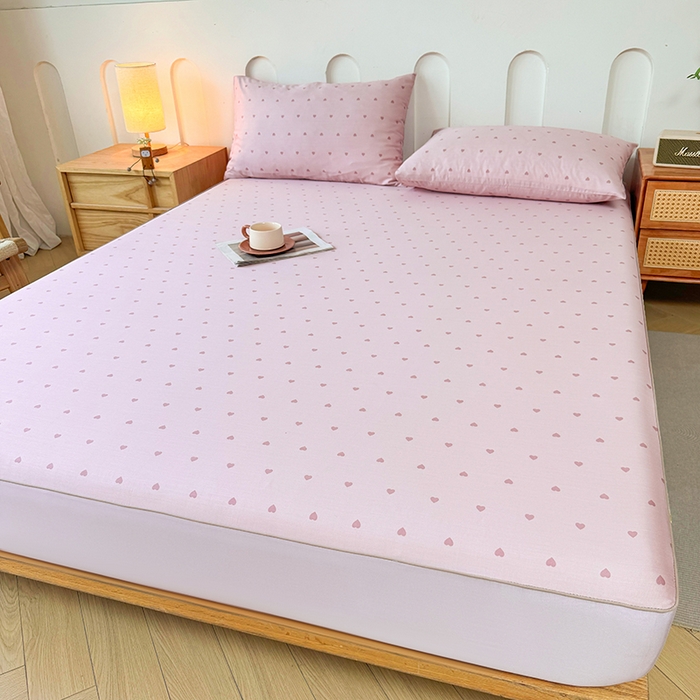 91家纺网 家纺一手货源 找家纺 笠裙家纺 2025新款进口凉感莱赛尔天丝床笠套三件套 爱心粉