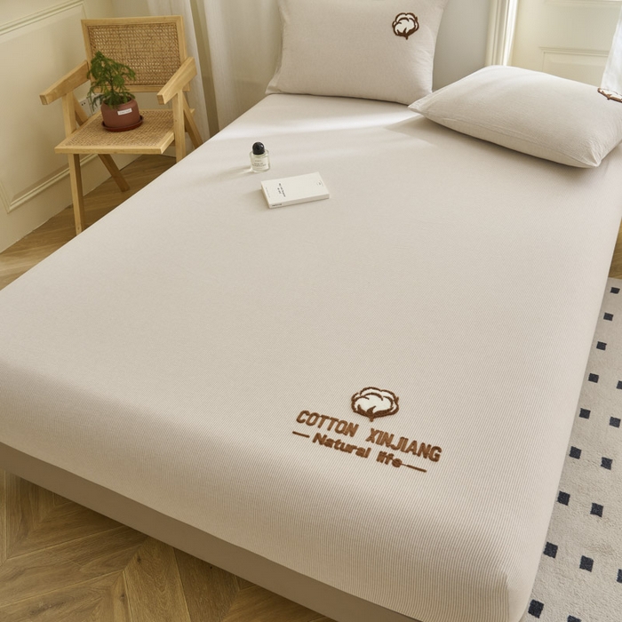 91家纺网 家纺一手货源 找家纺 早晨家纺 2025新款色织纯棉水洗棉毛巾绣床笠 流年床笠-米咖