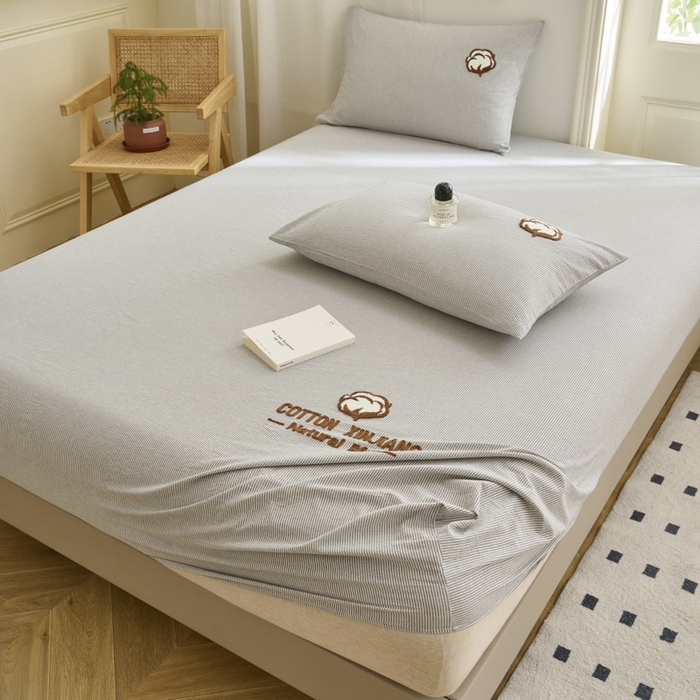 91家纺网 家纺一手货源 找家纺 早晨家纺 2025新款色织纯棉水洗棉毛巾绣床笠 流年床笠-深灰