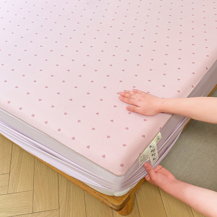 91家纺网 家纺一手货源 找家纺 笠裙家纺 2025新款进口凉感莱赛尔天丝床笠套三件套 爱心粉