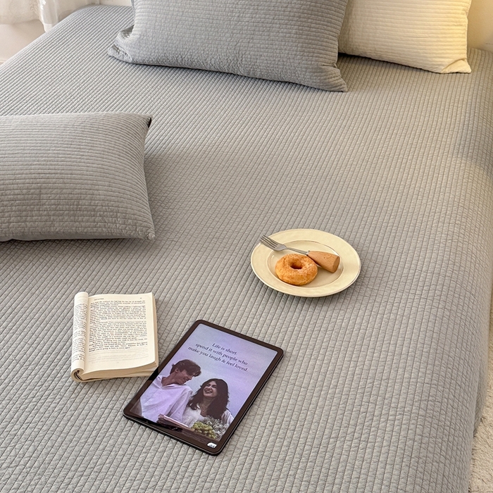 91家纺网 家纺一手货源 找家纺 期遇家居 2025新款60支床盖极简直条绗缝韩国砂洗染色双面全棉纯棉床盖 极简砂洗灰