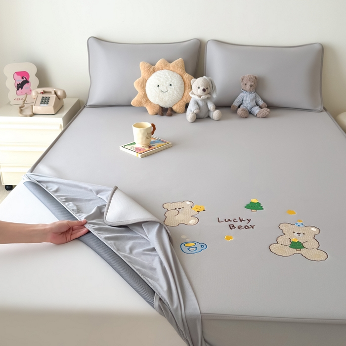 91家纺网 家纺一手货源 找家纺 九花鹿 2025新款凉感PE卡通冰丝席-床笠款 床笠款-幸运熊