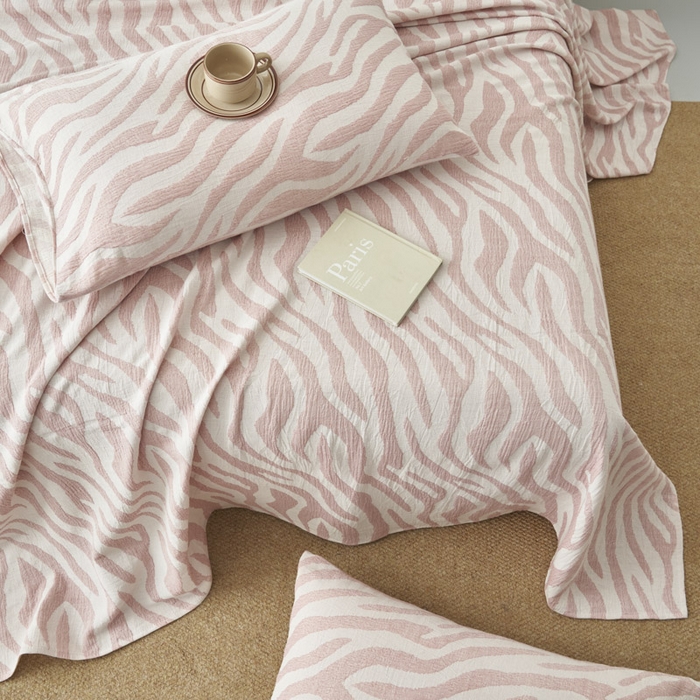 91家纺网 家纺一手货源 找家纺 早晨家纺 2025新款三层纱纯棉提花床单 斑马纹床单-豆沙