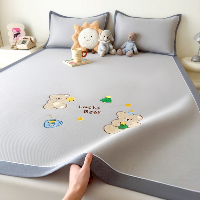 91家纺网 家纺一手货源 找家纺 九花鹿 2025新款凉感PE卡通冰丝席-凉席款 幸运熊