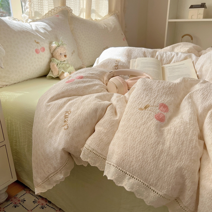 91家纺网 家纺一手货源 找家纺 顾里家纺 2025新款蕾丝花边云感皱皱纱四件套 花梦樱桃