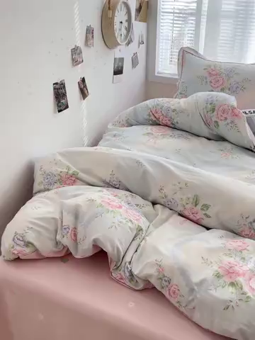 91家纺网 家纺一手货源 找家纺 乐童家纺 2025新款网红直播热款吊边一字绣工艺款四件套 蓝薰-粉