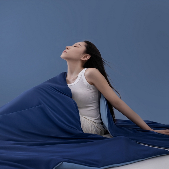 91家纺网 家纺一手货源 找家纺 圣梦莱羽绒家纺 2025亚朵同款PRO2.0锦氨夏凉被30%naia棉冰丝被子被芯 深睡蓝