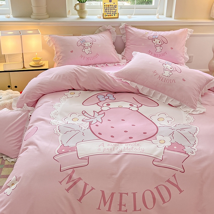 91家纺网 家纺一手货源 找家纺 玉元坊 2025新款三丽鸥白花边被套数码印花大版全棉纯棉卡通三四件套 大版花边-粉兔草莓