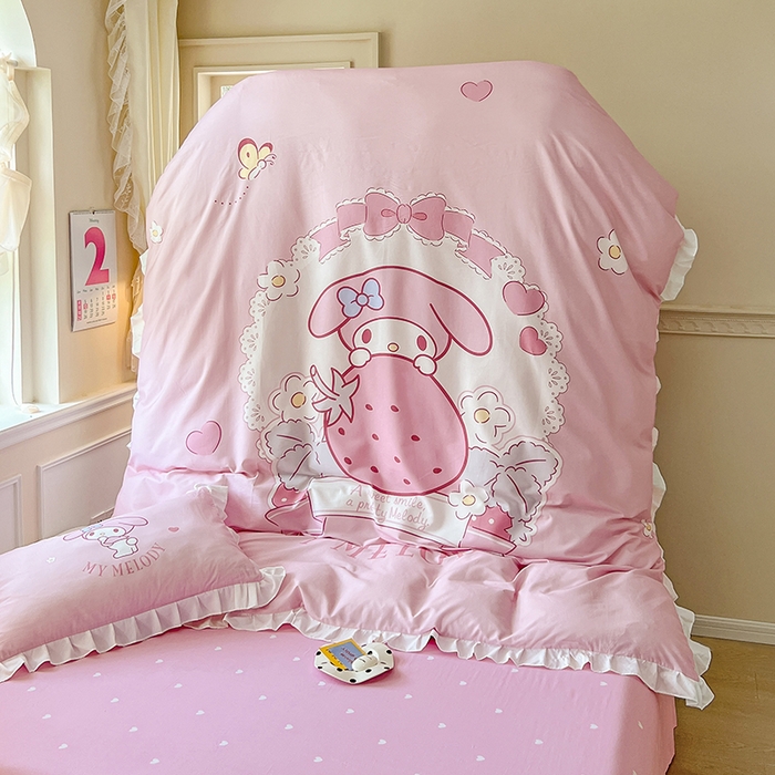 91家纺网 家纺一手货源 找家纺 玉元坊 2025新款三丽鸥白花边被套数码印花大版全棉纯棉卡通三四件套 大版花边-粉兔草莓