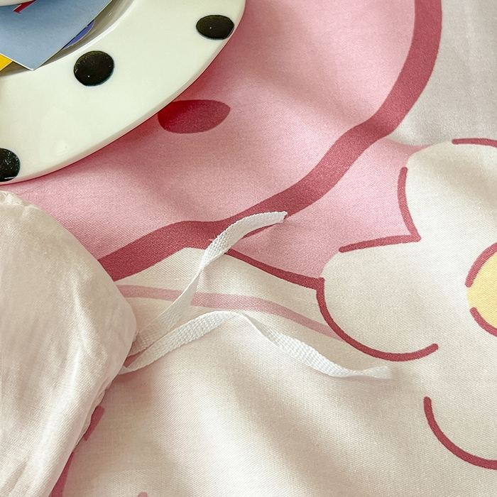 91家纺网 家纺一手货源 找家纺 玉元坊 2025新款三丽鸥白花边被套数码印花大版全棉纯棉卡通三四件套 大版花边-粉兔草莓