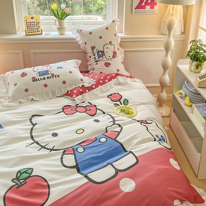 91家纺网 家纺一手货源 找家纺 玉元坊 2025新款三丽鸥白花边被套数码印花大版全棉纯棉卡通三四件套 大版花边-苹果KT