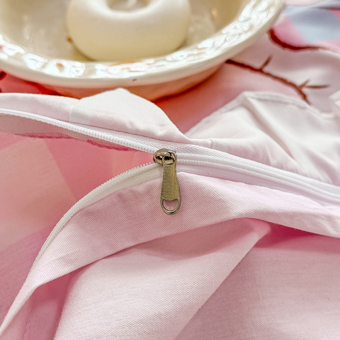 91家纺网 家纺一手货源 找家纺 玉元坊 2025新款三丽鸥白花边被套数码印花大版全棉纯棉卡通三四件套 大版花边-玩偶美乐蒂